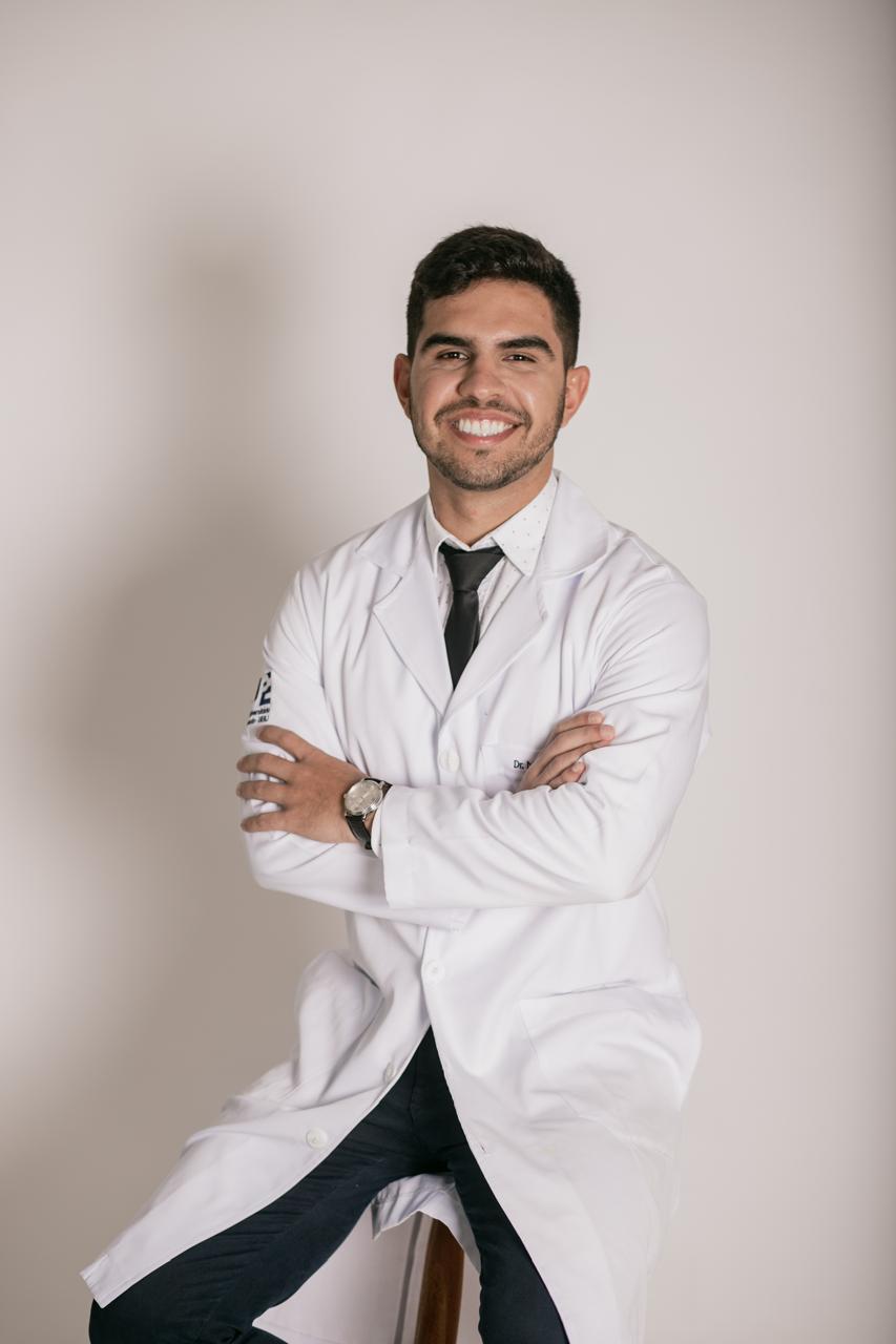 Dr. Matheus Menezes, médico urologista, de jaleco branco